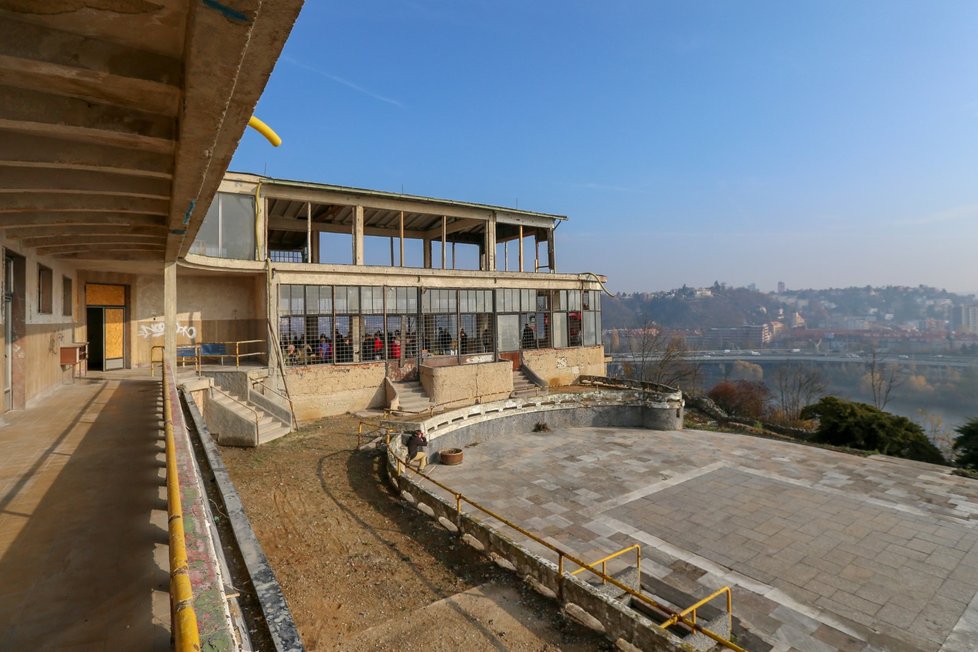 Barrandovské terasy: Areálu dominuje funkcionalistická vyhlídková restaurace Terasy Barrandov od architekta Maxe Urbana.