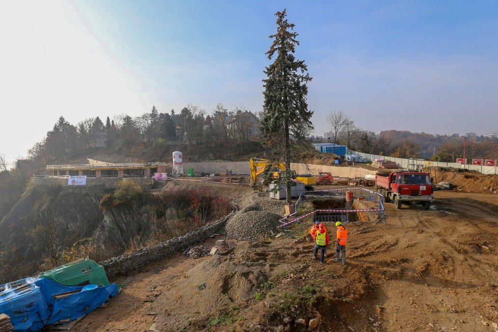 Barrandovské terasy: Areálu dominuje funkcionalistická vyhlídková restaurace Terasy Barrandov od architekta Maxe Urbana.