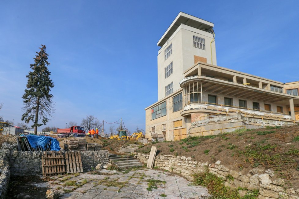 Barrandovské terasy: Areálu dominuje funkcionalistická vyhlídková restaurace Terasy Barrandov od architekta Maxe Urbana.