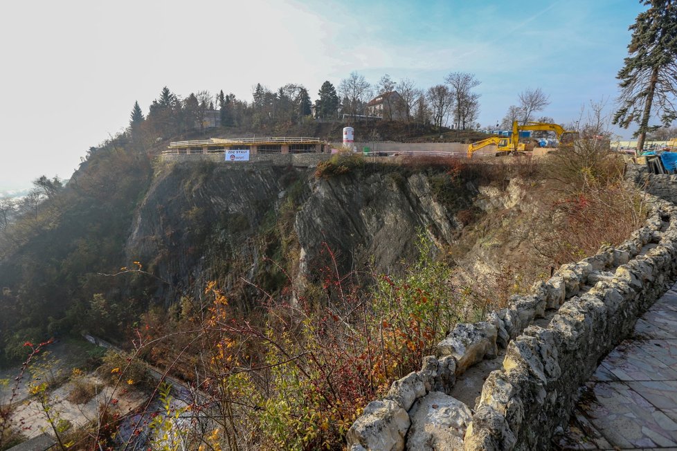 Barrandovské terasy: Areálu dominuje funkcionalistická vyhlídková restaurace Terasy Barrandov od architekta Maxe Urbana.