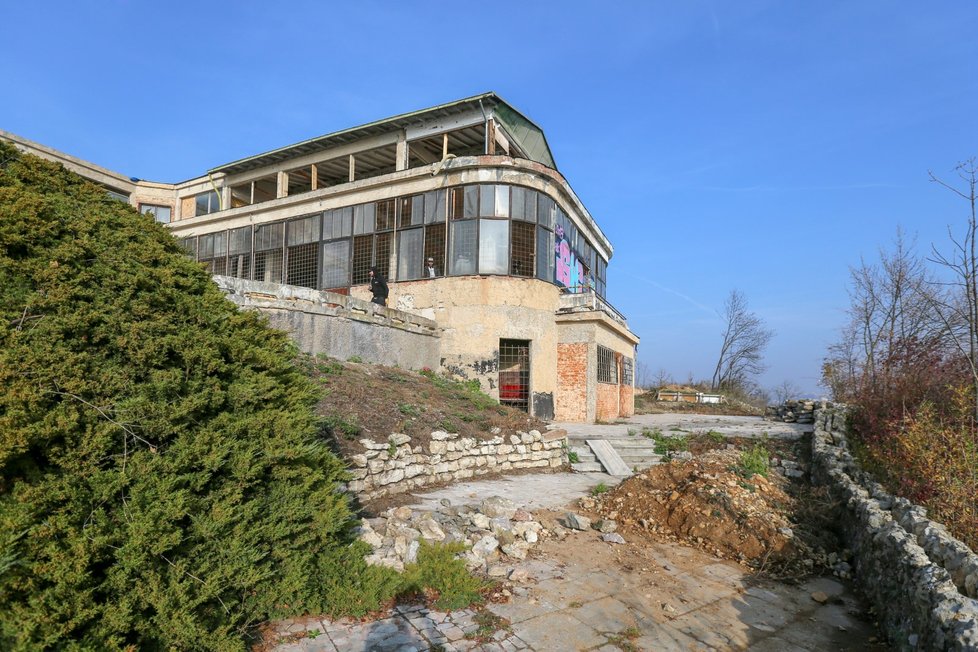 Barrandovské terasy: Areálu dominuje funkcionalistická vyhlídková restaurace Terasy Barrandov od architekta Maxe Urbana.