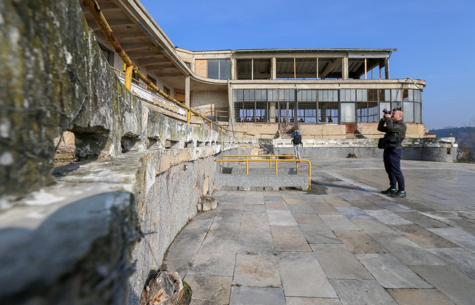 Barrandovské terasy: Areálu dominuje funkcionalistická vyhlídková restaurace Terasy Barrandov od architekta Maxe Urbana.