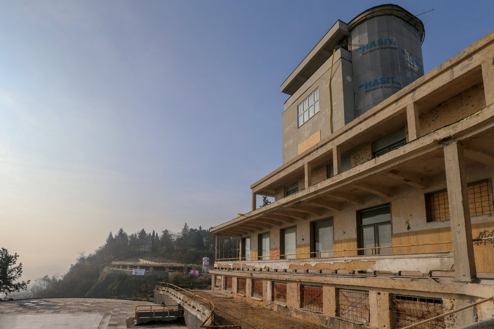 Barrandovské terasy: Areálu dominuje funkcionalistická vyhlídková restaurace Terasy Barrandov od architekta Maxe Urbana.