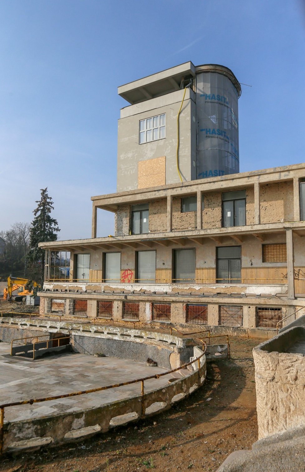 Barrandovské terasy: Areálu dominuje funkcionalistická vyhlídková restaurace Terasy Barrandov od architekta Maxe Urbana.