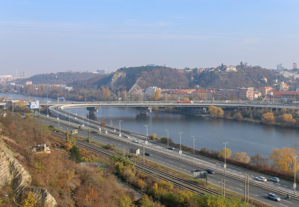 Barrandovské terasy: Areálu dominuje funkcionalistická vyhlídková restaurace Terasy Barrandov od architekta Maxe Urbana.