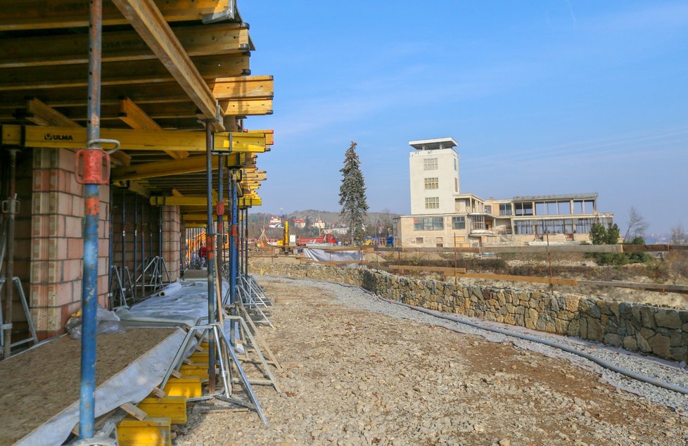 Barrandovské terasy: Areálu dominuje funkcionalistická vyhlídková restaurace Terasy Barrandov od architekta Maxe Urbana.