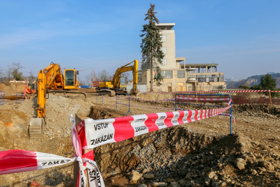 Barrandovské terasy: Areálu dominuje funkcionalistická vyhlídková restaurace Terasy Barrandov od architekta Maxe Urbana.