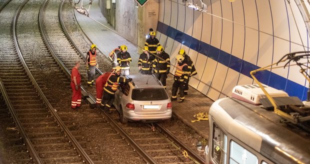 Polský řidič vjel v neděli kolem půlnoci po tramvajovém pásu do tunelu. Jeho vůz přijeli vyprostit pražští hasiči.