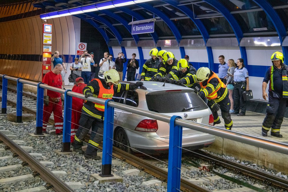 Polský řidič vjel v neděli kolem půlnoci po tramvajovém pásu do tunelu. Jeho vůz přijeli vyprostit pražští hasiči.