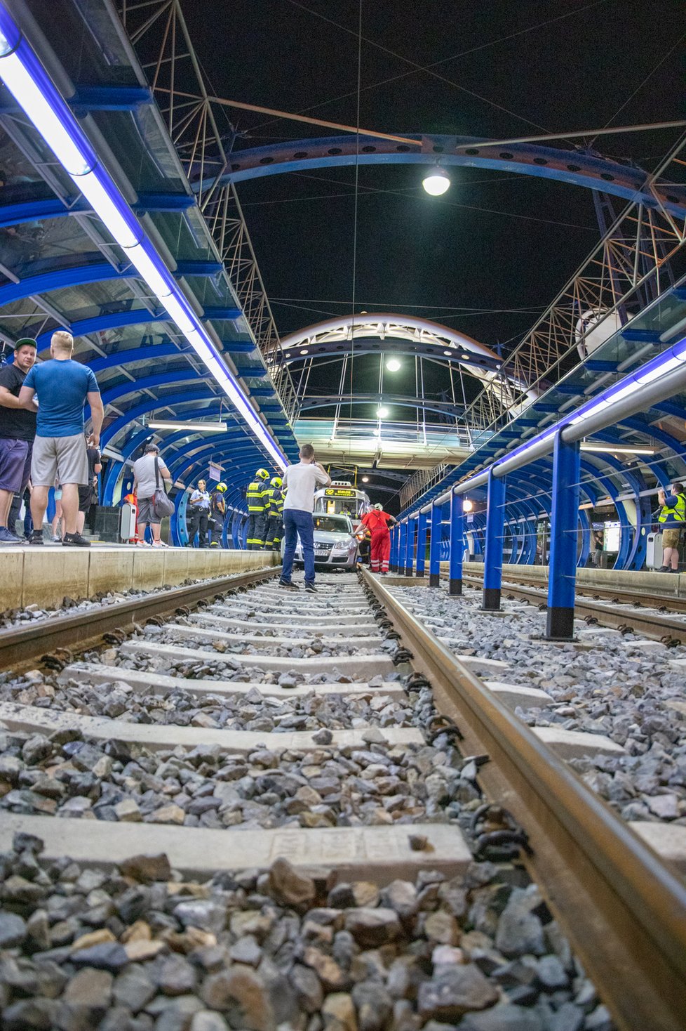 Polský řidič vjel v neděli kolem půlnoci po tramvajovém pásu do tunelu. Jeho vůz přijeli vyprostit pražští hasiči.