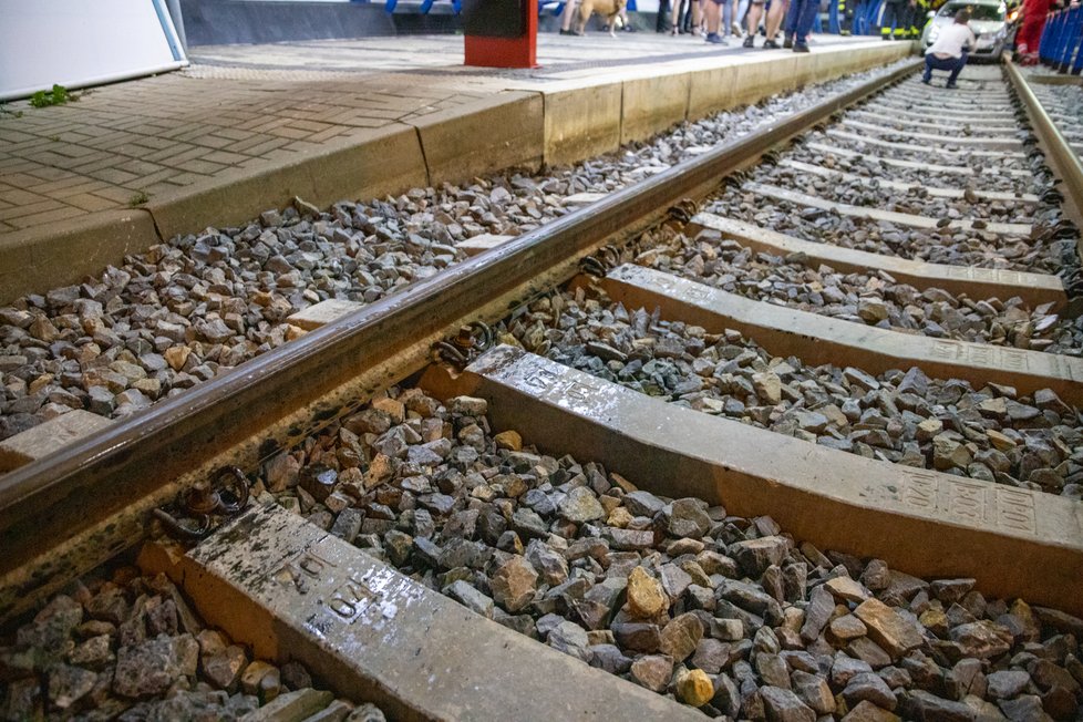 Polský řidič vjel v neděli kolem půlnoci po tramvajovém pásu do tunelu. Jeho vůz přijeli vyprostit pražští hasiči.