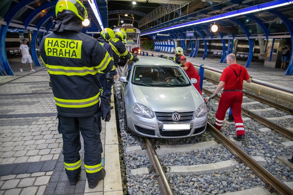 Polský řidič vjel v neděli kolem půlnoci po tramvajovém pásu do tunelu. Jeho vůz přijeli vyprostit pražští hasiči.