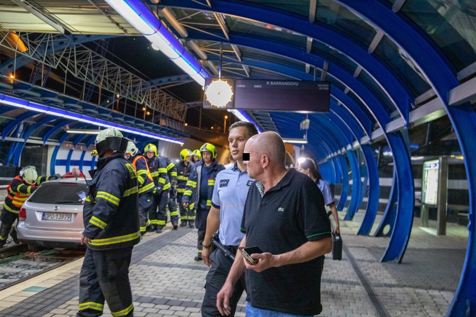 Polský řidič vjel v neděli kolem půlnoci po tramvajovém pásu do tunelu. Jeho vůz přijeli vyprostit pražští hasiči.