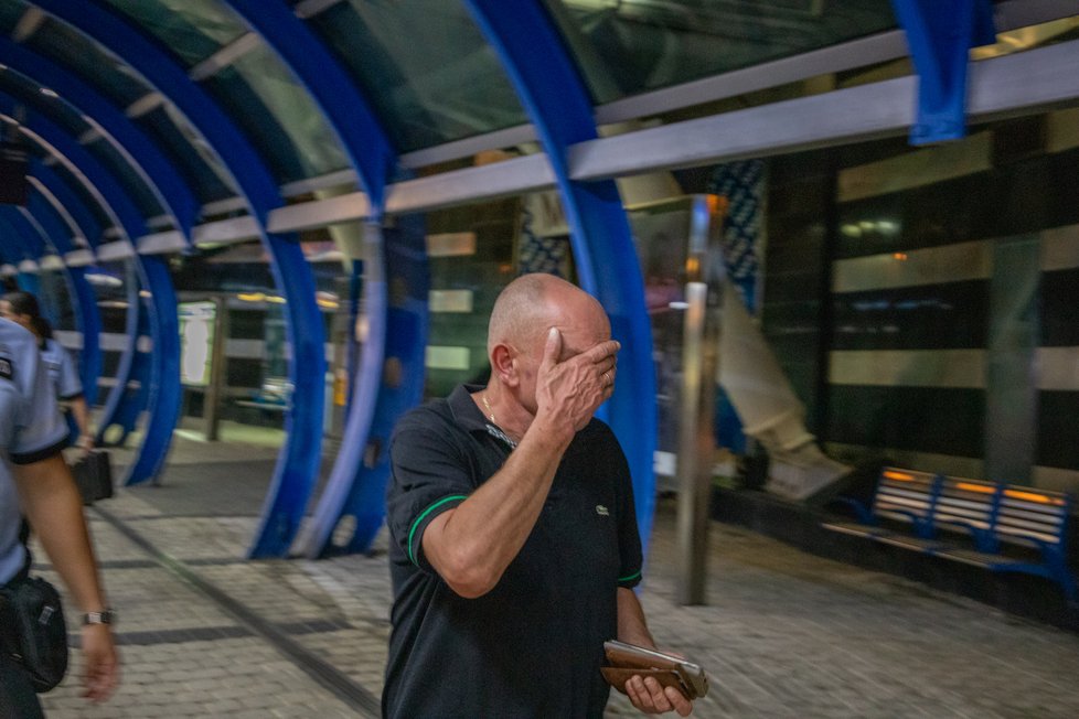 Polský řidič vjel v neděli kolem půlnoci po tramvajovém pásu do tunelu. Jeho vůz přijeli vyprostit pražští hasiči.