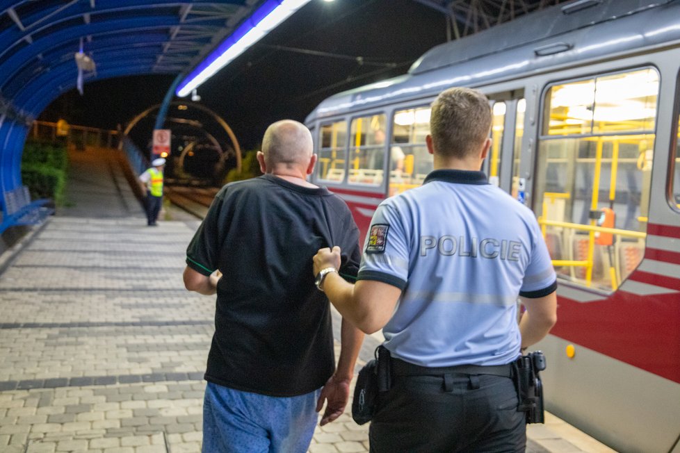 Polský řidič vjel v neděli kolem půlnoci po tramvajovém pásu do tunelu. Jeho vůz přijeli vyprostit pražští hasiči.