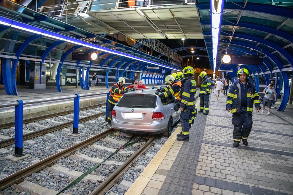 Polský řidič vjel v neděli kolem půlnoci po tramvajovém pásu do tunelu. Jeho vůz přijeli vyprostit pražští hasiči.