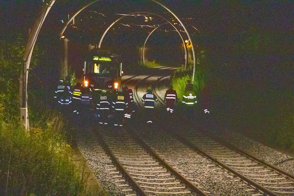 Polský řidič vjel v neděli kolem půlnoci po tramvajovém pásu do tunelu. Jeho vůz přijeli vyprostit pražští hasiči.