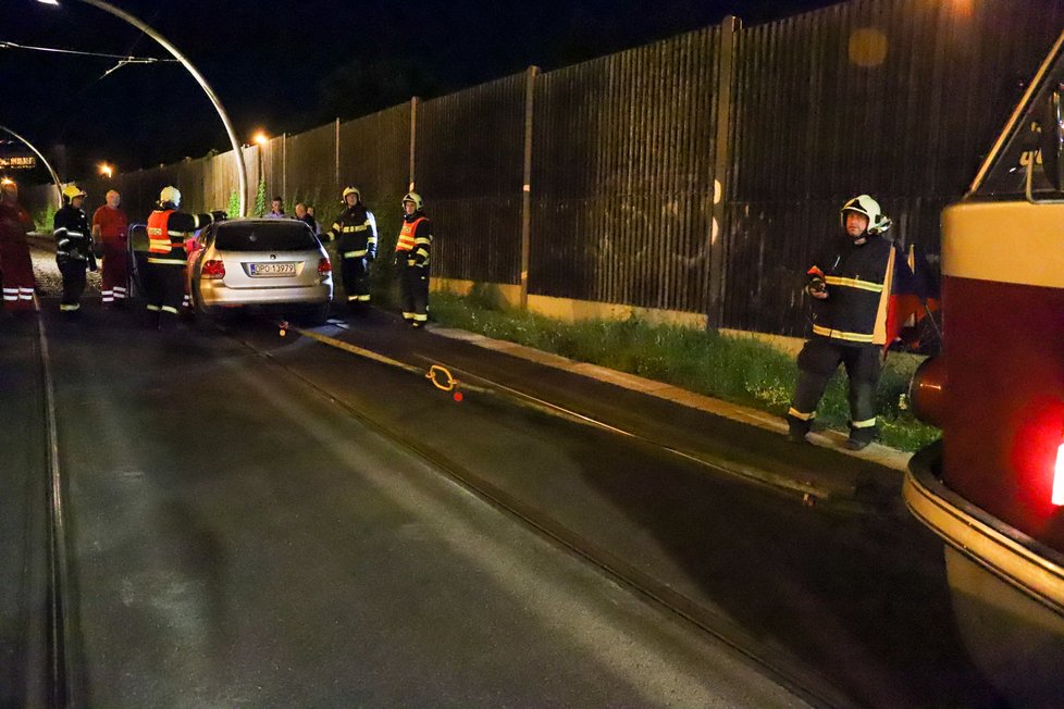 Polský řidič vjel v neděli kolem půlnoci po tramvajovém pásu do tunelu. Jeho vůz přijeli vyprostit pražští hasiči.