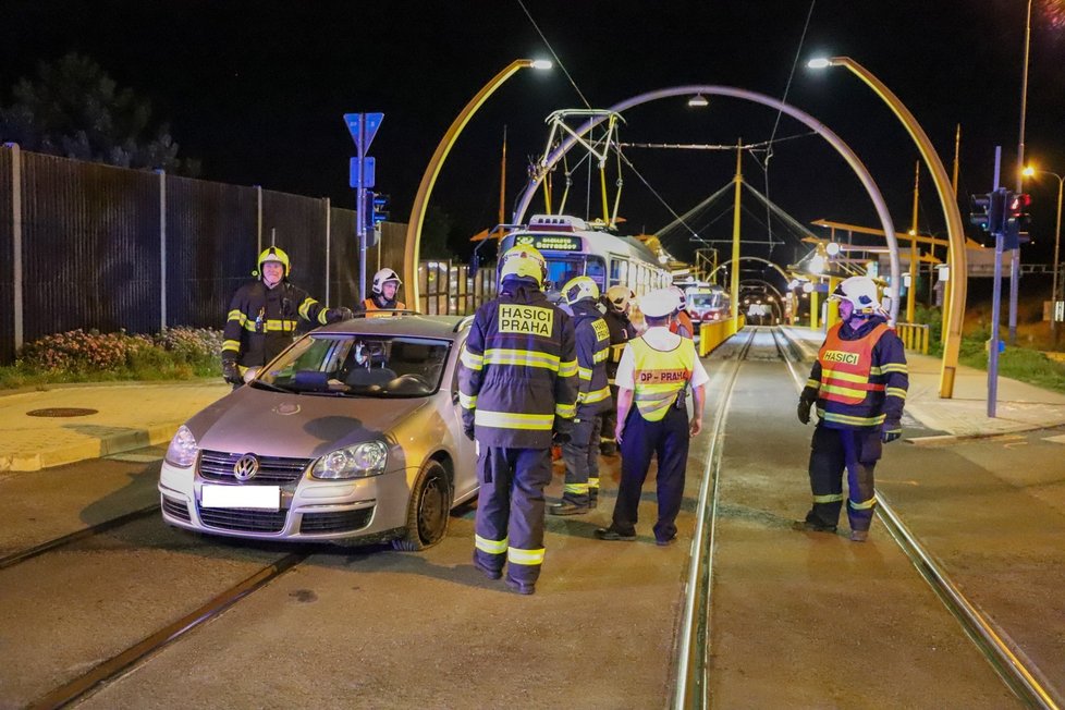 Polský řidič vjel v neděli kolem půlnoci po tramvajovém pásu do tunelu. Jeho vůz přijeli vyprostit pražští hasiči.