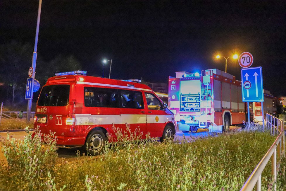 Polský řidič vjel v neděli kolem půlnoci po tramvajovém pásu do tunelu. Jeho vůz přijeli vyprostit pražští hasiči.