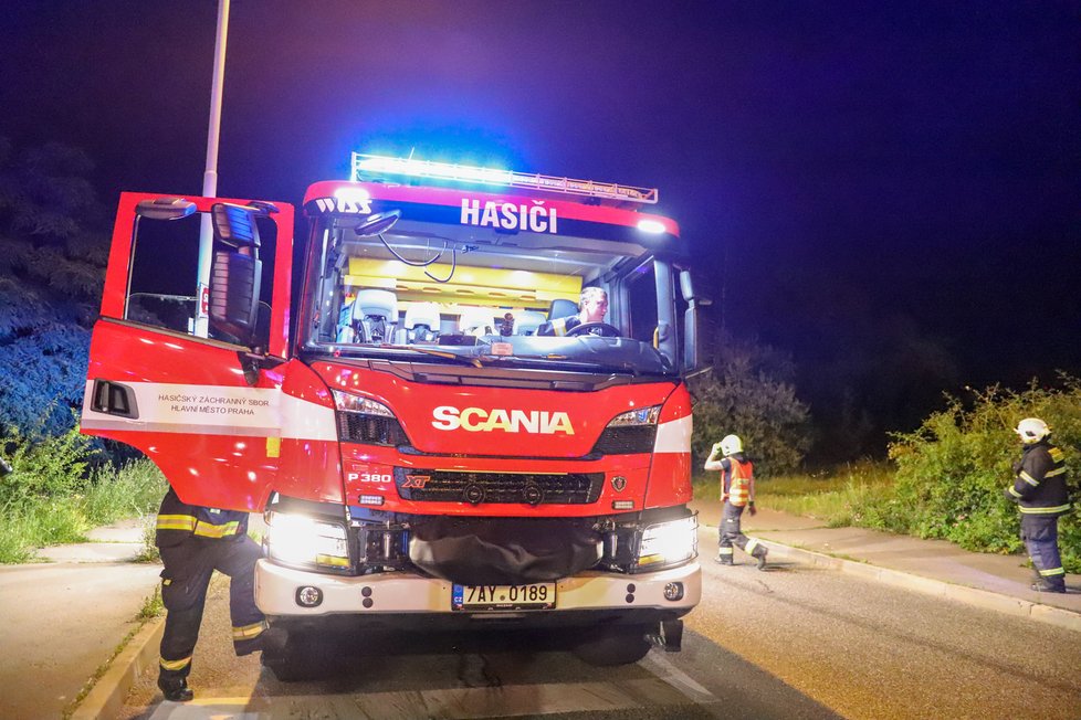 Polský řidič vjel v neděli kolem půlnoci po tramvajovém pásu do tunelu. Jeho vůz přijeli vyprostit pražští hasiči.