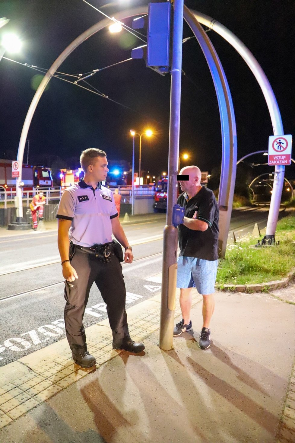 Polský řidič vjel v neděli kolem půlnoci po tramvajovém pásu do tunelu. Jeho vůz přijeli vyprostit pražští hasiči.