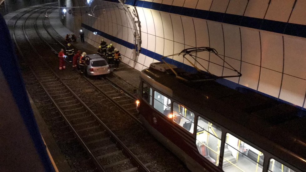 Polský řidič vjel v neděli kolem půlnoci po tramvajovém pásu do tunelu. Jeho vůz přijeli vyprostit pražští hasiči.