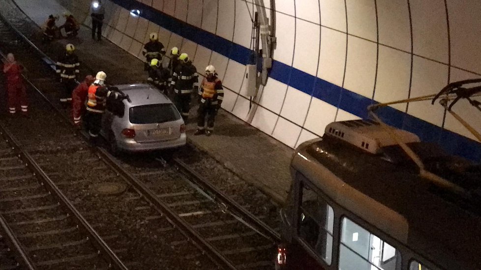 Polský řidič vjel v neděli kolem půlnoci po tramvajovém pásu do tunelu. Jeho vůz přijeli vyprostit pražští hasiči.