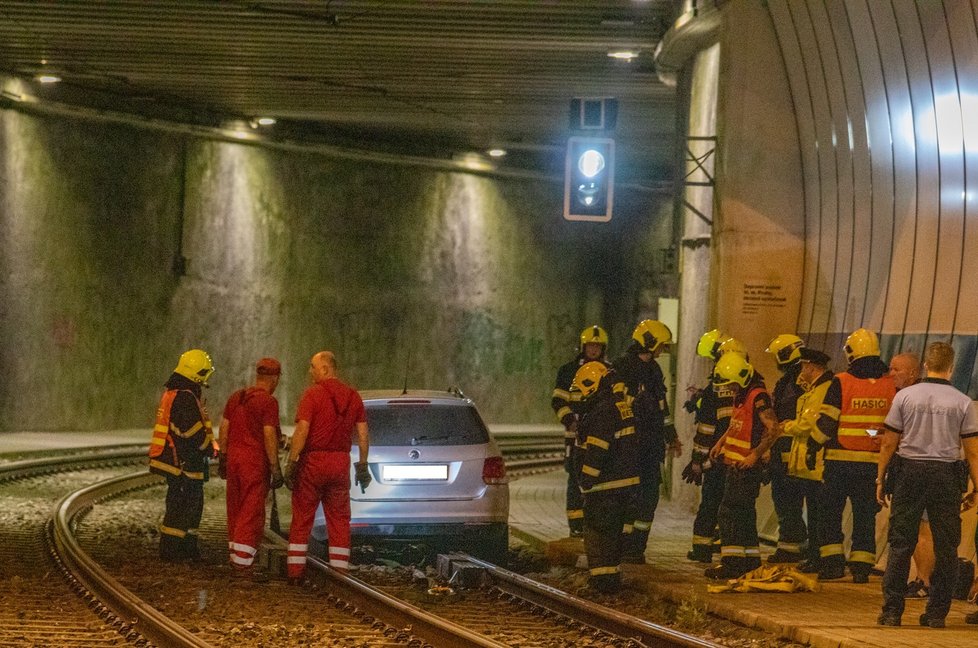 Polský řidič vjel v neděli kolem půlnoci po tramvajovém pásu do tunelu. Jeho vůz přijeli vyprostit pražští hasiči.