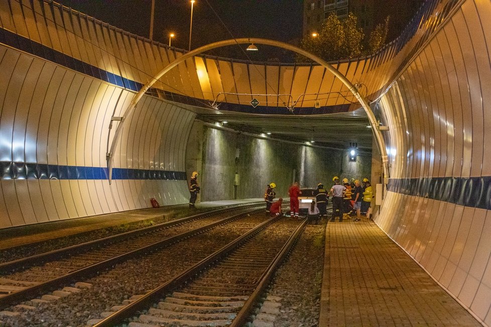 Polský řidič vjel v neděli kolem půlnoci po tramvajovém pásu do tunelu. Jeho vůz přijeli vyprostit pražští hasiči.