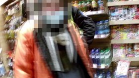 Zoufalá samoživitelka kradla pleny pro dítě: Pardubičtí strážníci za ni zaplatili nákup i pokutu