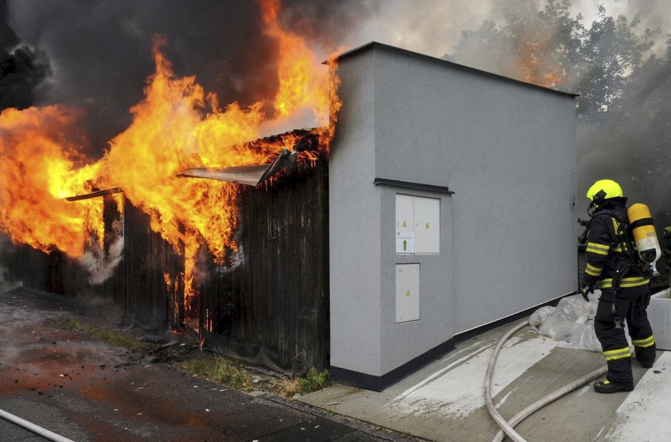 Na Císařské louce bojovali hasiči s požárem garáží.