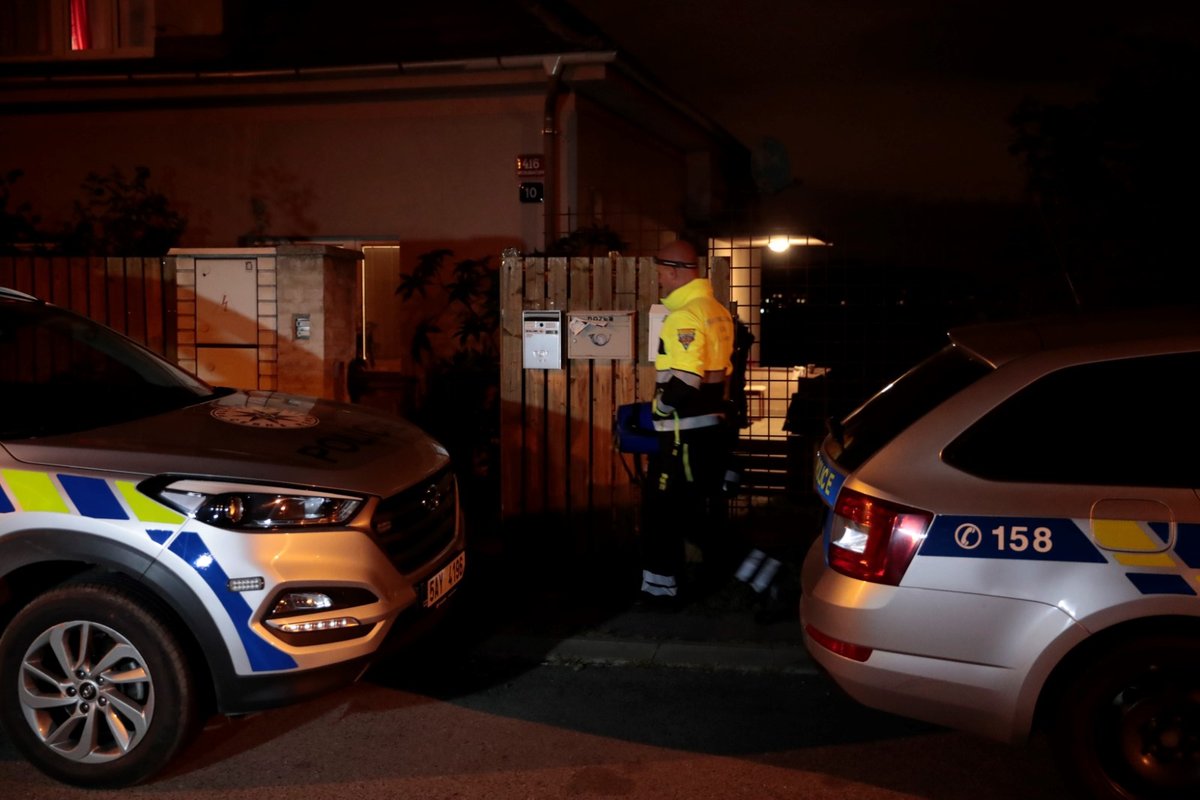 Policejní a záchranářské vozy narušily obvyklý poklid ulice v Hlubočepích.