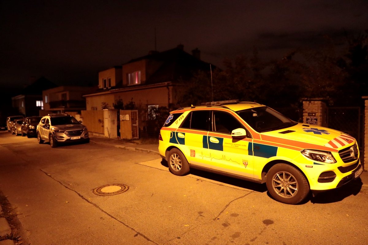 Policejní a záchranářské vozy narušily obvyklý poklid ulice v Hlubočepích.