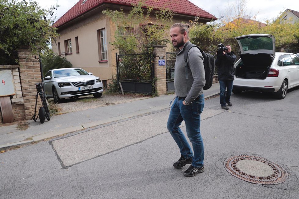 Ulice V Bokách I, kde v jednom z domů utekla mamba zelená. Policisté a specialista ze Zoo Praha po ní pátrají.