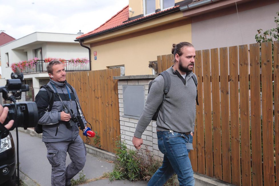 Ulice V Bokách I, kde v jednom z domů utekla mamba zelená. Policisté a specialista ze Zoo Praha po ní pátrají.