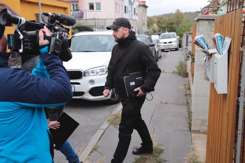 Ulice V Bokách I, kde v jednom z domů utekla mamba zelená. Policisté a specialista ze Zoo Praha po ní pátrají.