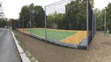 V Praze 5 otevírají sportovní hřiště. Vysnili si ho místní, zahrajete si tu volejbal nebo tenis