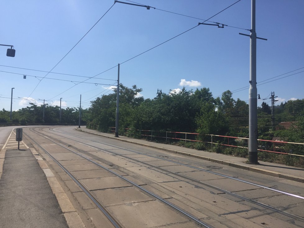 Nepřehledná a rozbitá zastávka Lihovar