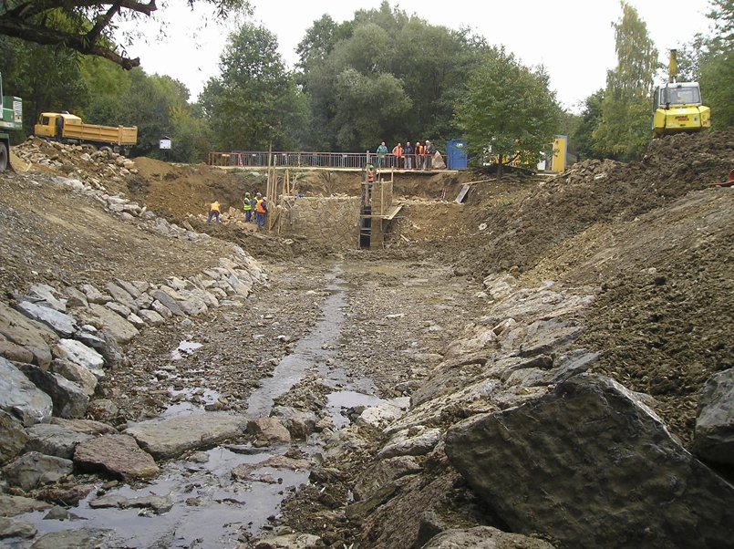 Takhle opravovali vodní plochy ve Stromovce.