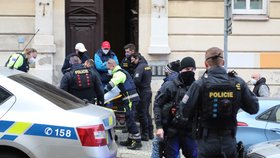 V Mozartově ulici v Praze 5 jeden stěhovák nešťastně postřelil dva své kolegy. (2. 12. 2020)