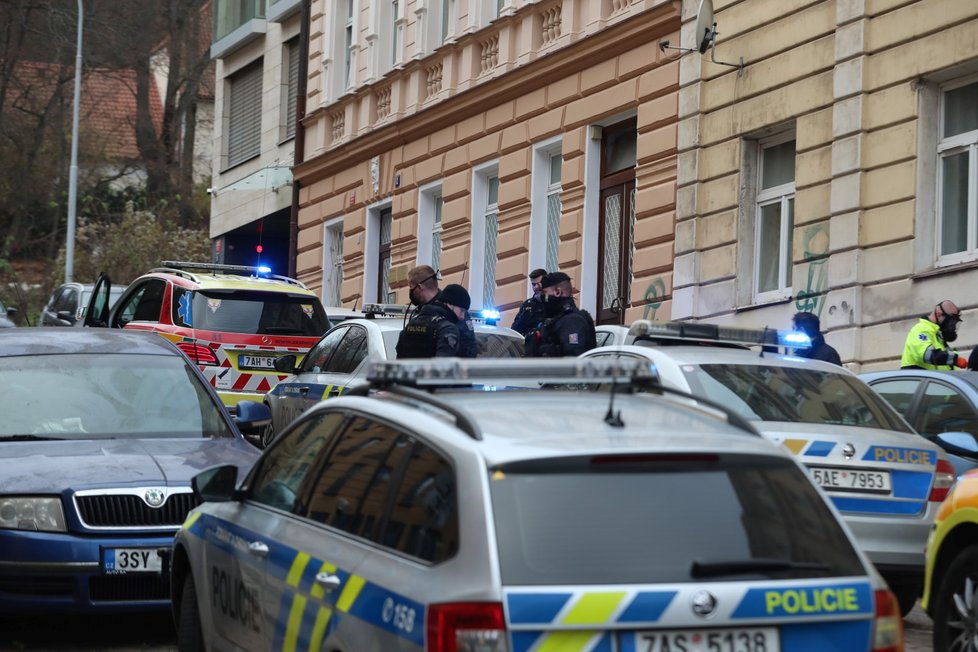 V Mozartově ulici v Praze 5 jeden stěhovák nešťastně postřelil dva své kolegy. (2. 12. 2020)