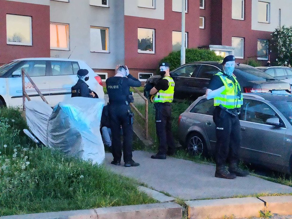 Opilý řidič v Praze 5 naboural několik automobilů. Policisté jej zadrželi na místě.