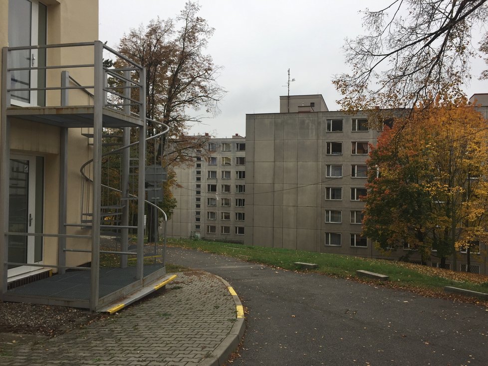 Dětská psychiatrie sídlí v budově z let 1942 až 1943 a jejich stavbu inicioval Reinhard Heydrich.