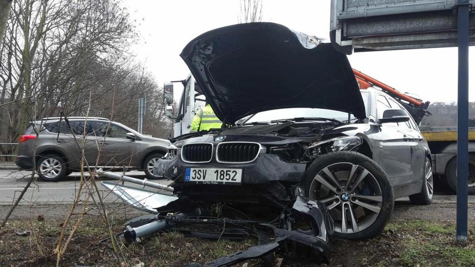 Opilý řidič nezvládl na Plzeňské odbočit. Auto mu vytáhli hasiči.