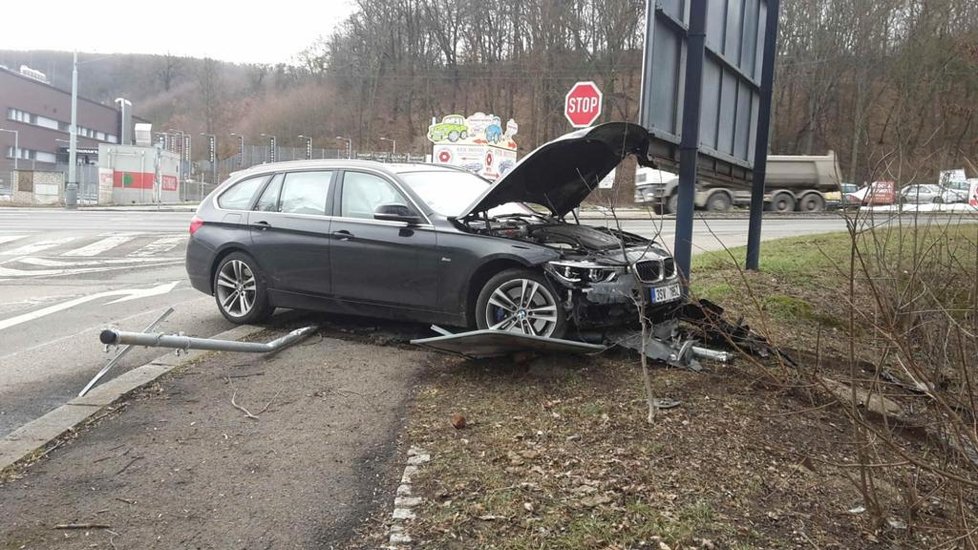 Opilý řidič nezvládl na Plzeňské odbočit. Auto mu vytáhli hasiči.