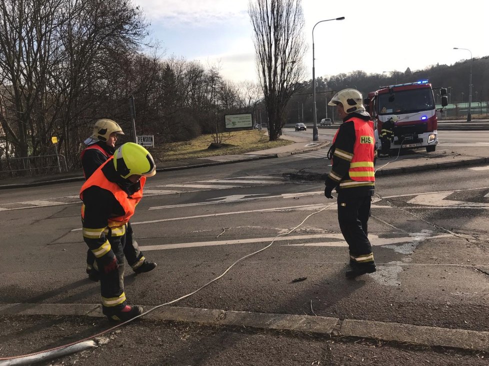 Opilý řidič nezvládl odbočit na křižovatce v Plzeňské. Jeho vůz museli vytahovat hasiči.