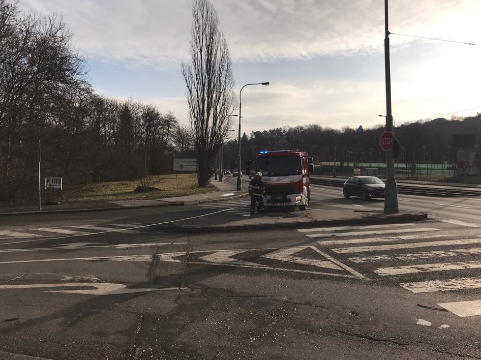Opilý řidič nezvládl odbočit na křižovatce v Plzeňské. Jeho vůz museli vytahovat hasiči.