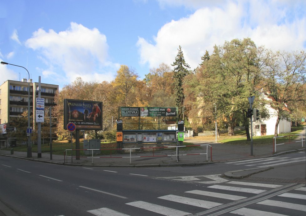 Nepěkný současný vzhled vstupu do Klamovky