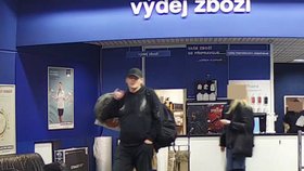 Muže podezřelého z krádeže počítače v Praze 5 zachytily bezpečnostní kamery.